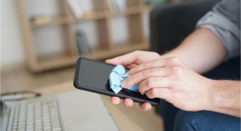 Como desengordurar a tela do celular