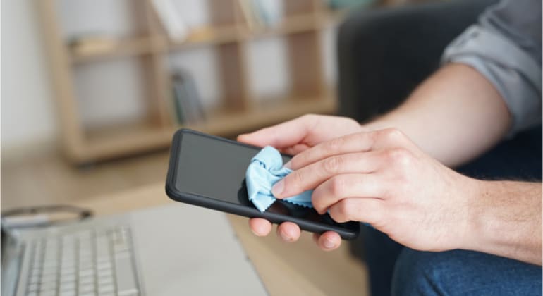 Como desengordurar a tela do celular