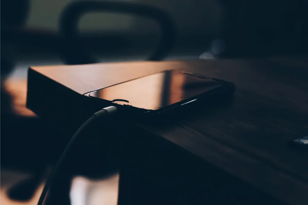 O que acontece se deixar o iPhone carregando a noite toda?