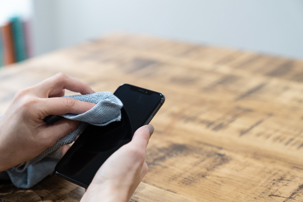 O que é bom para limpar vidro do celular?