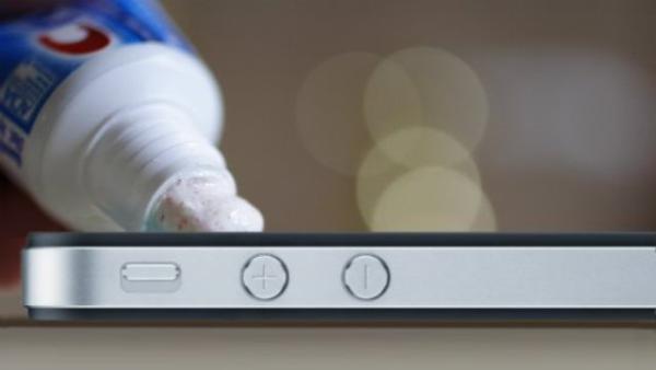 O que é bom para tirar risco da tela do celular?