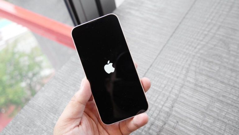 O que fazer quando iPhone X não sai da tela da maçã?