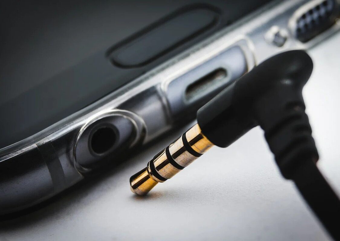 Porque celular Samsung não vem com fone de ouvido?