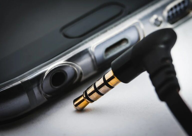 Porque celular Samsung não vem com fone de ouvido?