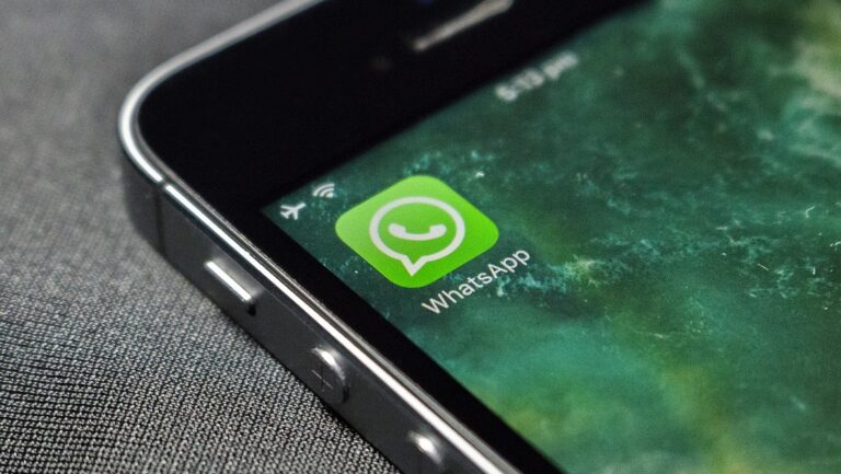 Porque o WhatsApp abre e fecha no iPhone?