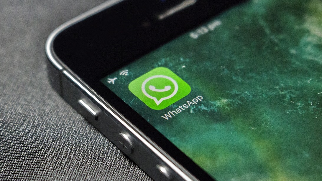 Porque o WhatsApp abre e fecha no iPhone?