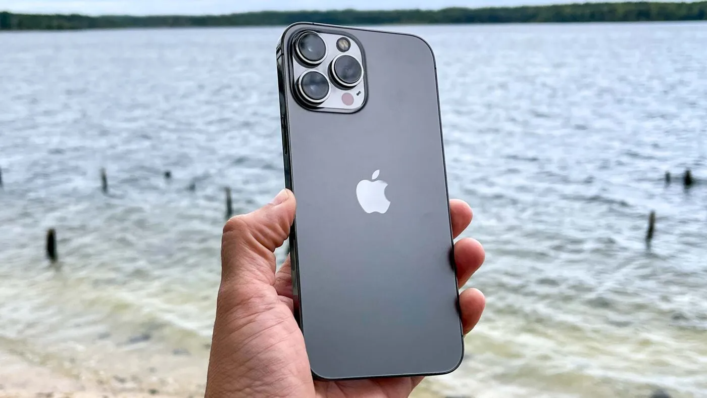Como saber se o iPhone 13 está em curto?