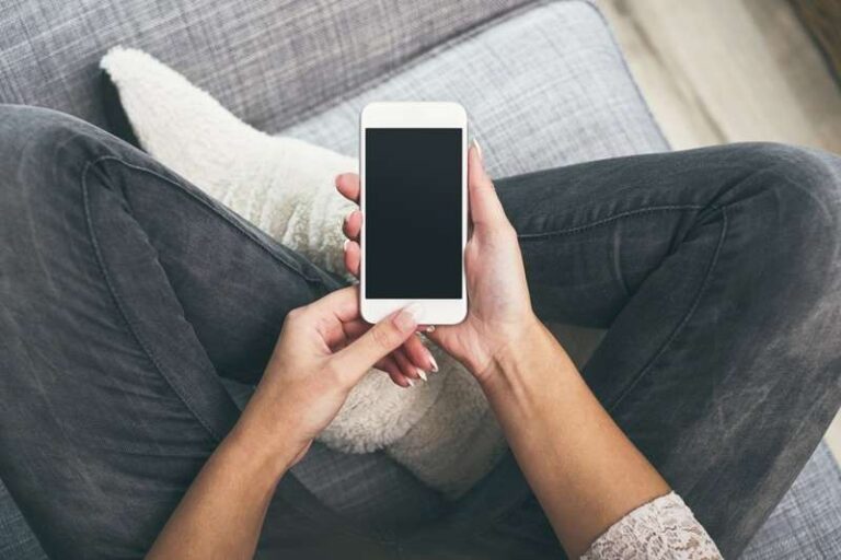 Por que a tela do iPhone 13 fica preta do nada?