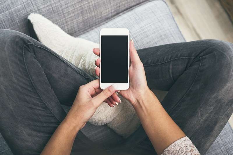 Por que a tela do iPhone 13 fica preta do nada?