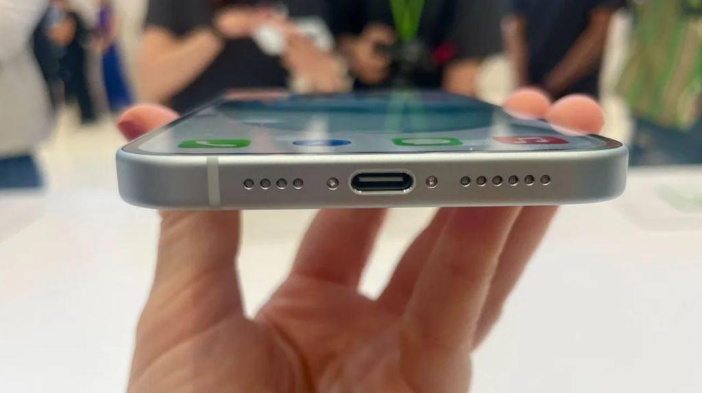 Qual a entrada do carregador iPhone 15?