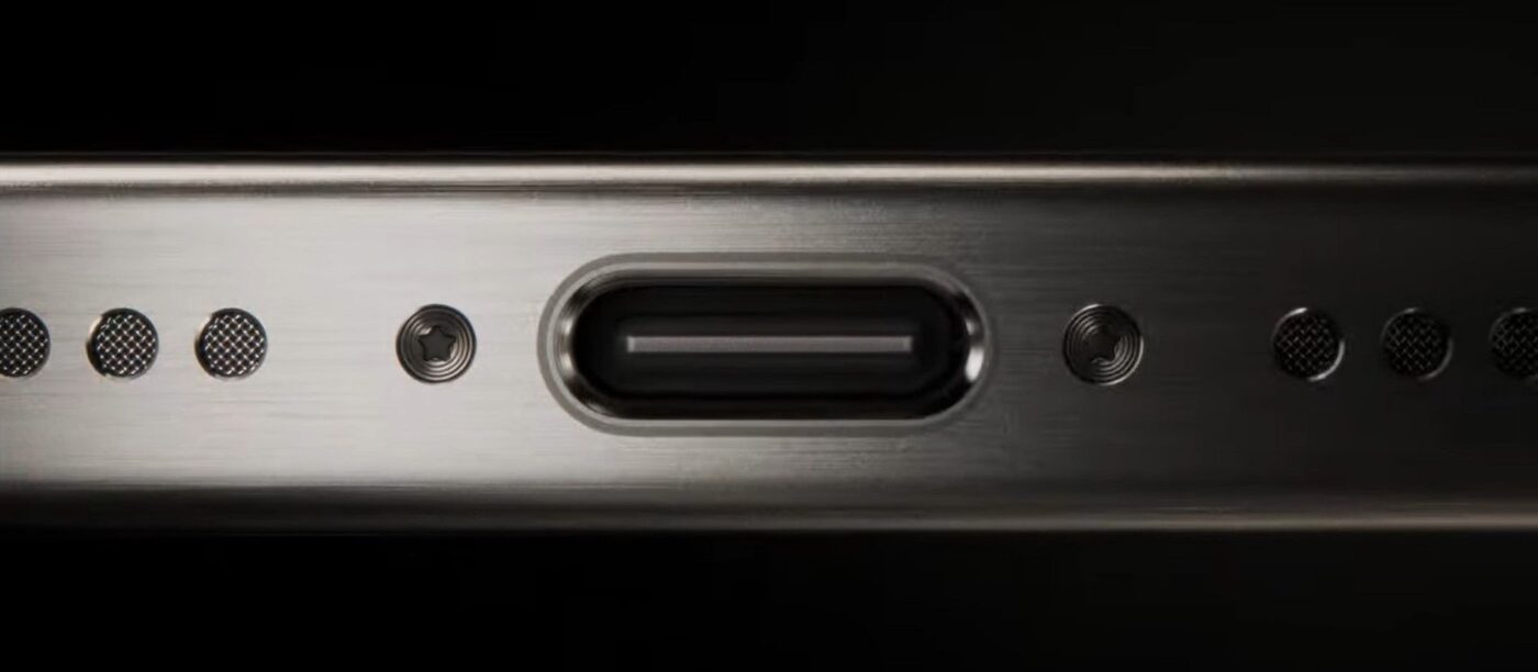 Qual a voltagem da fonte do iPhone 15?