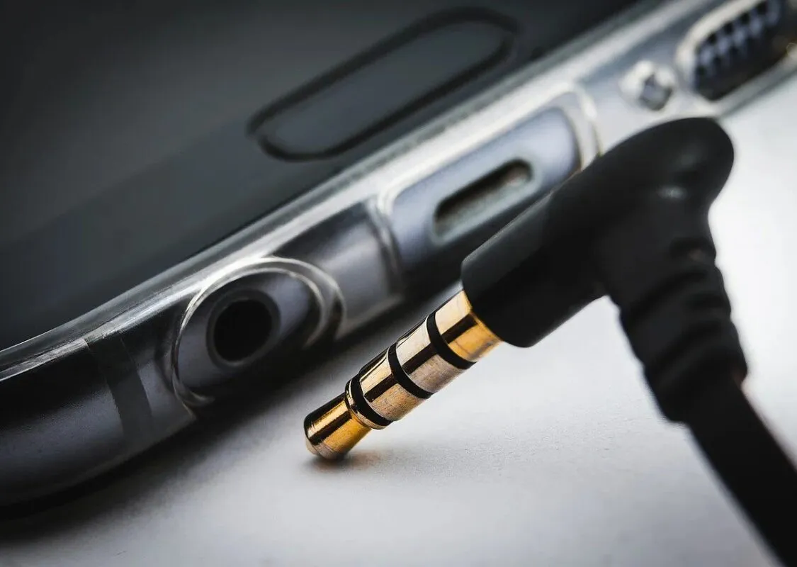 Porque celular Samsung não vem com fone de ouvido?