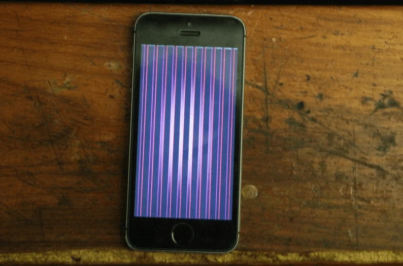 Quando a tela do iPhone fica com listras?