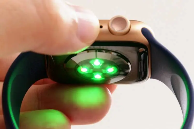 O que é a luz verde atrás do Apple Watch?