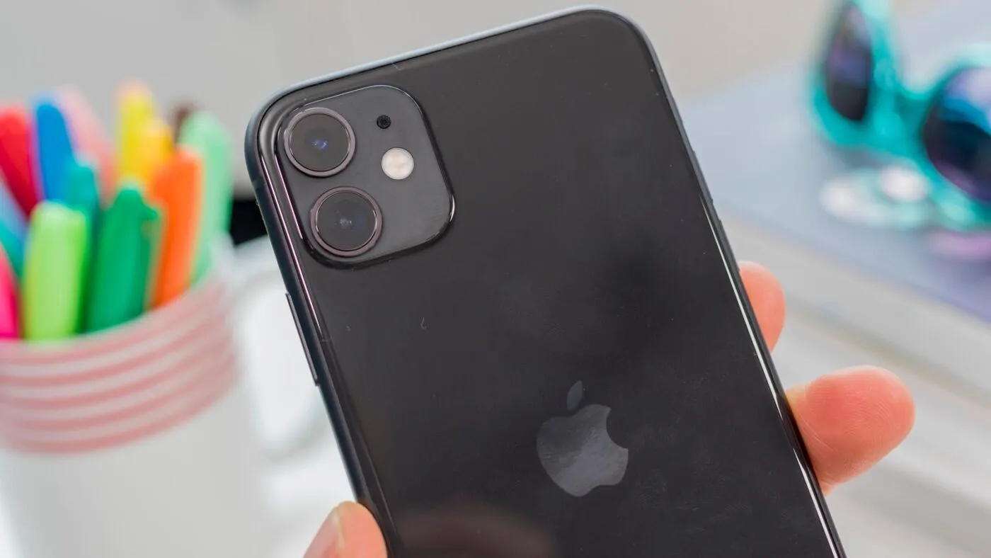 Porque o iPhone 11 fica com a tela preta?