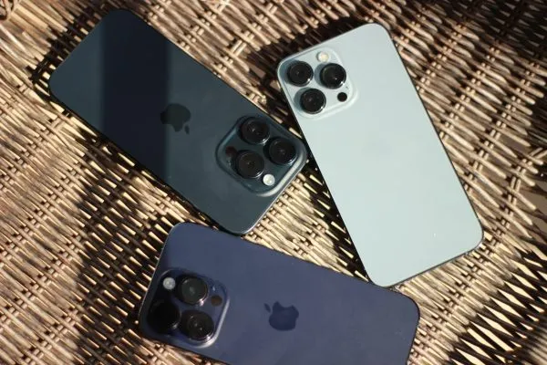 Quantas horas dura a bateria do iPhone 15?